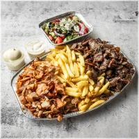 Doner & Kipdoner, friet, salade, mayonaise en een saus naar keuze.