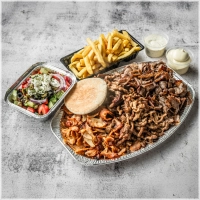 Doner, Kipdoner, shoarma, friet, salade, mayonaise pitabroodje en een saus naar keuze.