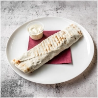 Turks pizza met shoarma, salade en een saus naar keuze