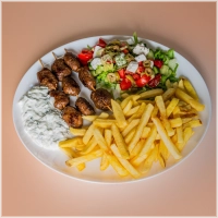 3 stokjes Kofte, friet, salade, mayonaise en een saus naar keuze.