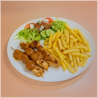 Inclusief friet, salade, mayonaise en pindasaus.