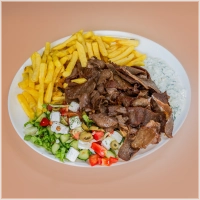 Inclusief friet, salade, mayonaise en een saus naar keuze.