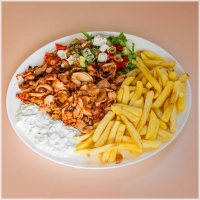 Inclusief friet, salade, mayonaise en een saus naar keuze.