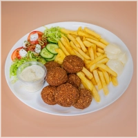 7 balletjes falafel, friet, salade, mayonaise en een saus naar keuze.